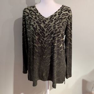Belle by Kim Gravel Animal Print Knit Top Women's Medium Green V neck Stretch